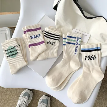 5 adet Yeni Moda Spor Orta Tüp Pamuk Çorap Seti Kadınlar için Basit Beyaz Mektup Yüksek Kaliteli Pamuk Çorap 5 Çift